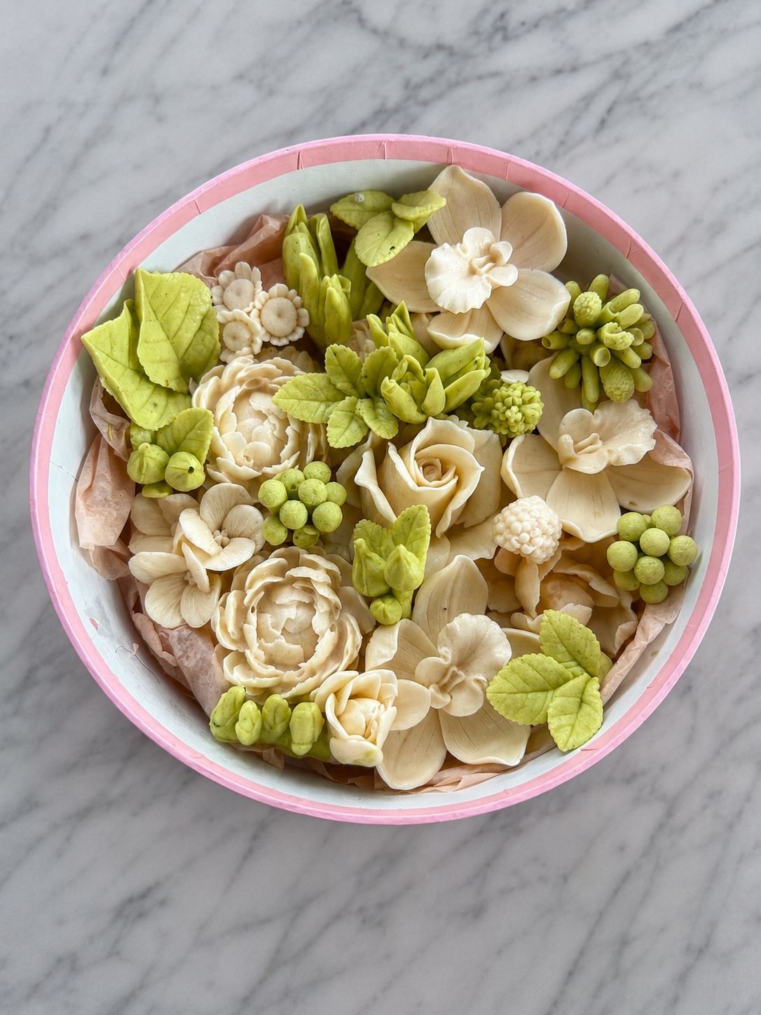 Pistachio Pearl Round Box cutie rotundă cu peonii ivory și lime din bezea